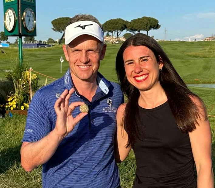 Juliane Kupfer mit Luke Donald auf einem Golfplatz