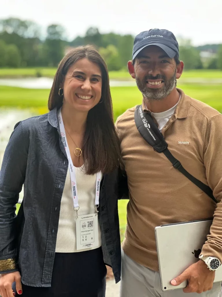 Juliane Kupfer mit Pablo Larrazábal auf einem Golfplatz