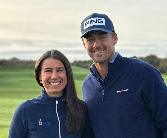 Juliane Kupfer mit Victor Perez auf einem Golfplatz