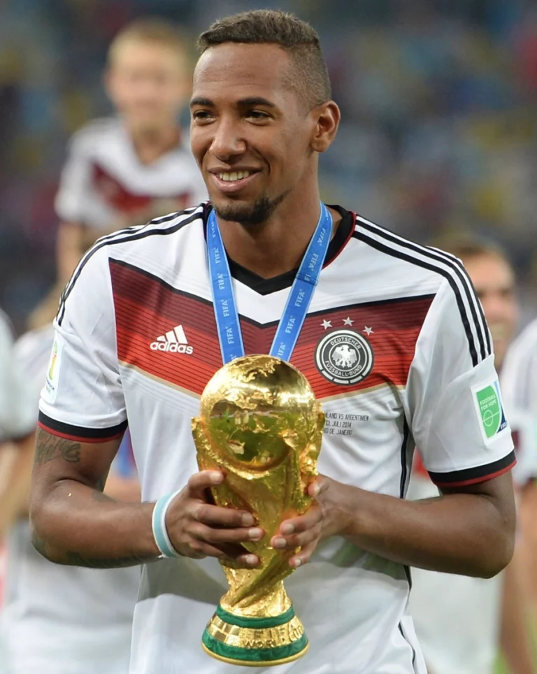 Jérôme Boateng mit einem Pokal
